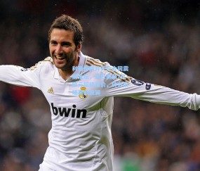 利雅得新月天价合同震撼足坛，姆巴佩获7亿欧元超级报价，转会市场再掀波澜